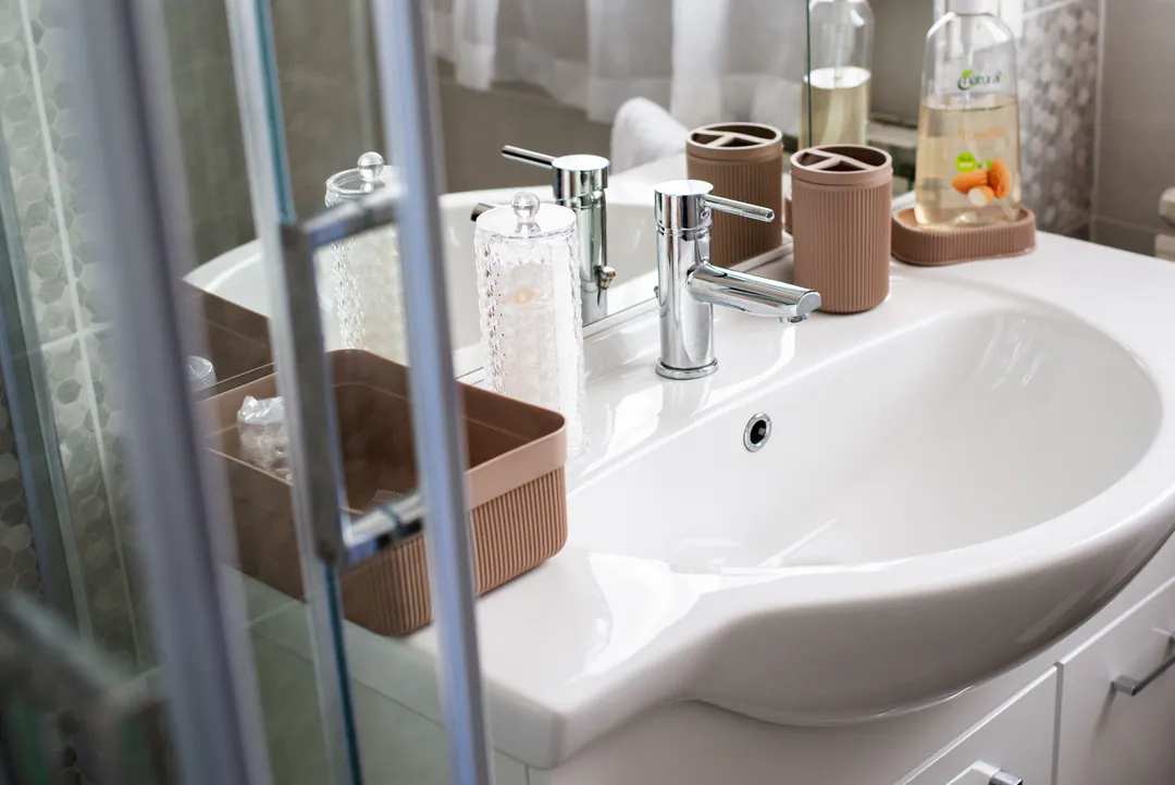 Basin with courtesy toiletries