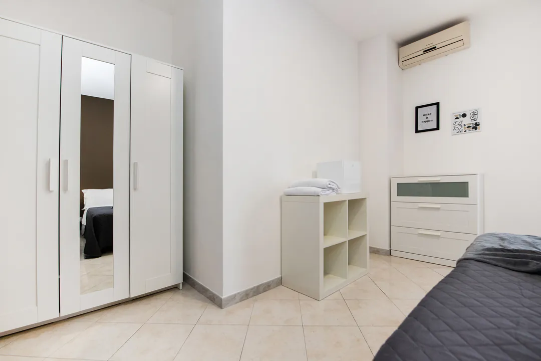 Mirrored wardrobe in the bedroom